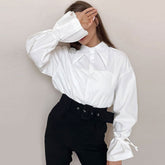 Bluse mit spitzem Kragen und Bischofsärmeln - Weiß